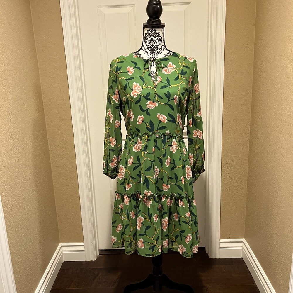 Green floral print dress. Pleated skirt.